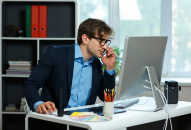 Ev ofis çalışma yakışıklı genç