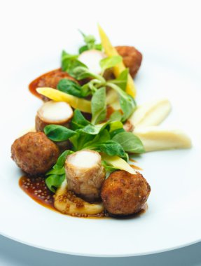 Köfte makarna ve fesleğen ile