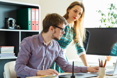 Güzel genç kadın ve evden çalışan adam