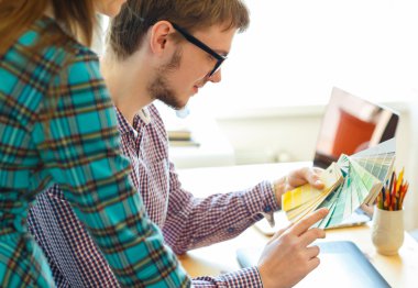 Genç meslektaşım bir renk boya paleti için evde ofis arıyorum