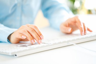 Klavyede yazarak işçisi kadın ofis