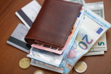 Kahverengi cüzdan içinde euro para ve para, kredi kartları yakınındaki ile