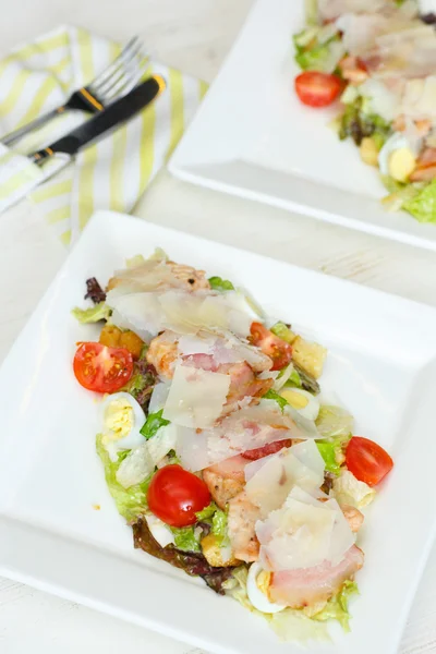 Gezonde gegrilde kip Caesar salade met kaas en croutons — Stockfoto
