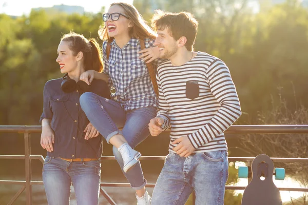 Amici sorridenti che si divertono all'aperto — Foto Stock