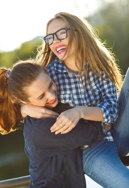Duas jovens mulheres divertidas se divertindo ao ar livre — Fotografia de Stock