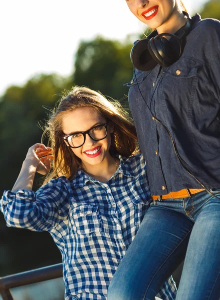 Två lekfulla unga kvinnor har roligt utomhus — Stockfoto