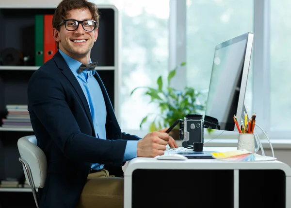 Beau jeune homme travaillant depuis son bureau à domicile — Photo