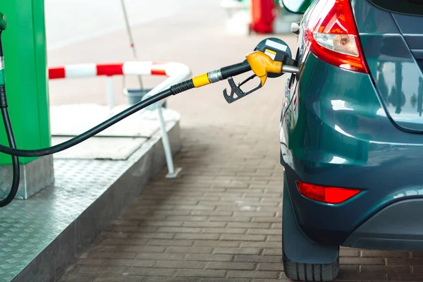 Repostaje de coches en una gasolinera —  Fotos de Stock