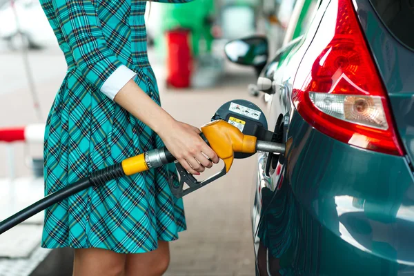 Жінка заповнює бензин у свою машину на АЗС — стокове фото
