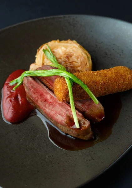 Duck breast filet met kool, crab sticks en groene uien — Stockfoto