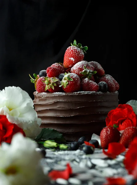 RPE truskawki w ciasto czekoladowe na czarnym — Zdjęcie stockowe