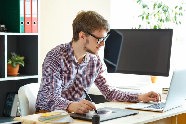 Junge Künstlerin zeichnet etwas auf Grafik-Tablet — Stockfoto