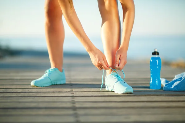 Zapatos para correr - mujer atando cordones de zapatos — Foto de Stock