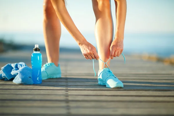 Koşu ayakkabıları - kadın ayakkabı bağcıklarımı bağlama — Stok fotoğraf