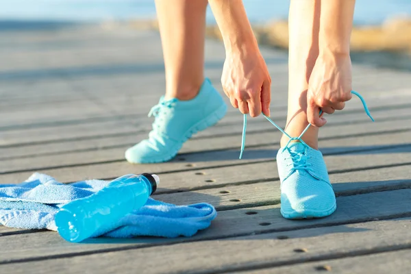 Sepatu lari Wanita yang mengikat tali sepatu — Stok Foto