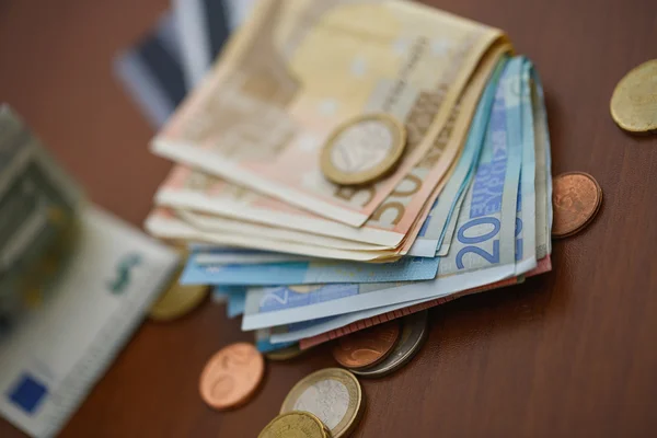 Monnaie pièces en euros, billets et cartes de crédit — Photo