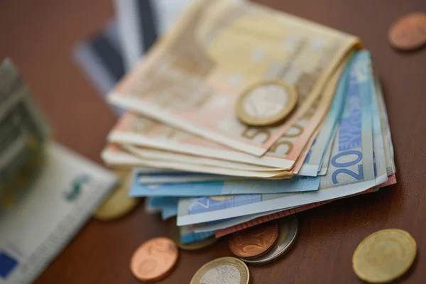 Monedas, billetes y tarjetas de crédito en euros — Foto de Stock