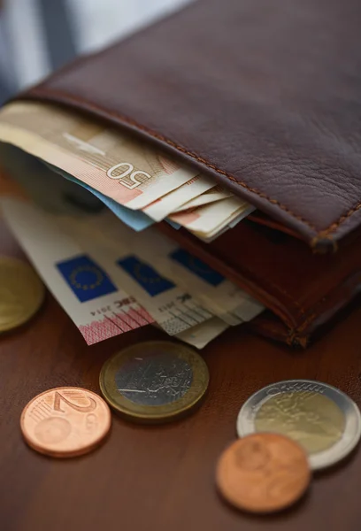 Bruin portemonnee met euro geld binnen en munten, creditcards in de buurt van — Stockfoto