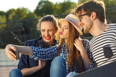 Arkadaşlar açık havada selfie yapma gülümseyen