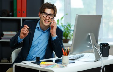 Ev ofis çalışma yakışıklı genç