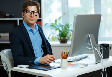 Ev ofis çalışma yakışıklı genç