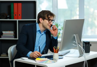 Ev ofis çalışma yakışıklı genç