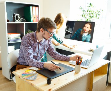 Sanatçı bir şey ofisteki grafik tablet çizim