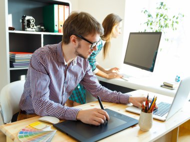 Sanatçı bir şey ofisteki grafik tablet çizim