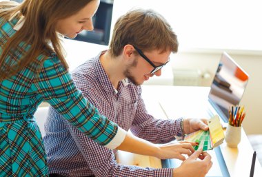 Genç meslektaşım bir renk boya paleti için evde ofis arıyorum