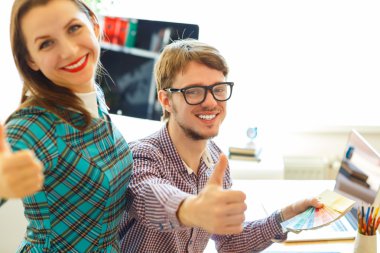 Güzel genç kadın ve adam ofiste başparmak ile