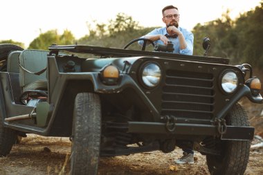 Gözlük ve papyon yakınındaki eski fashione ile şık delikanlı