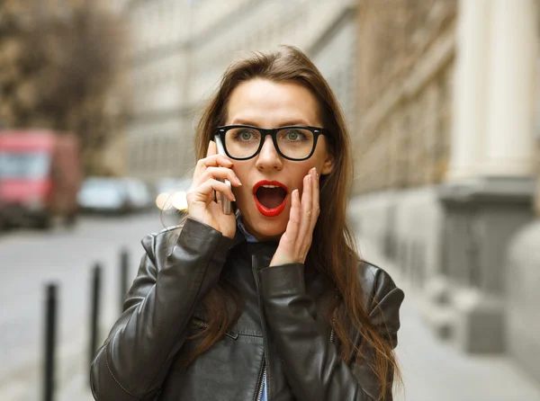 Překvapen žena na ulici, když mluví chytrý p — Stock fotografie
