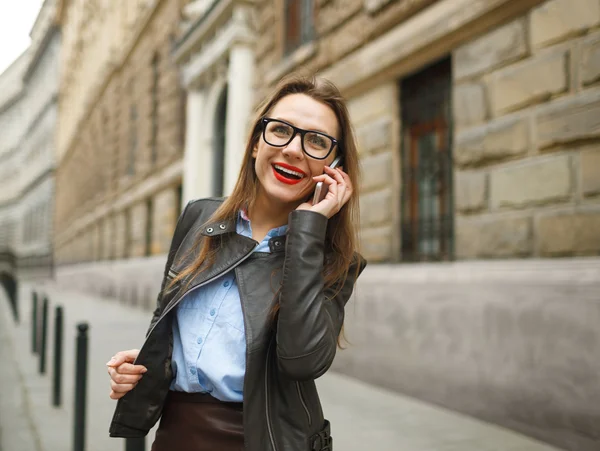 Heureuse femme d'affaires souriante parlant sur le téléphone intelligent — Photo