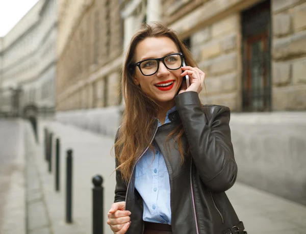 Gelukkig Glimlachende zakenvrouw praten over slimme telefoon — Stockfoto