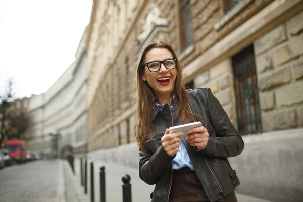 Gelukkig Glimlachende zakenvrouw praten over slimme telefoon — Stockfoto