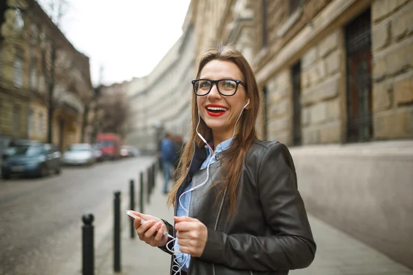 Glücklich lächelnde Geschäftsfrau im Gespräch auf dem Smartphone — Stockfoto