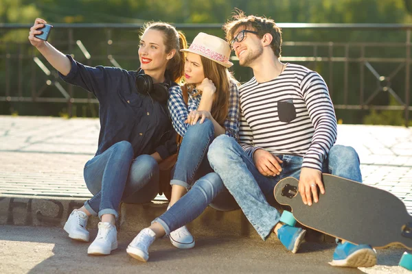 Sonriendo amigos haciendo selfie al aire libre — Foto de Stock