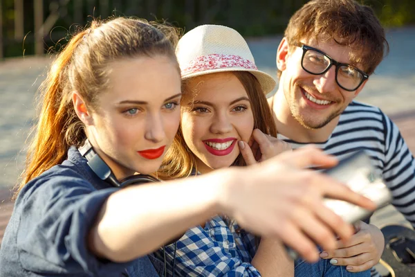 S úsměvem přátelé, takže selfie venku — Stock fotografie