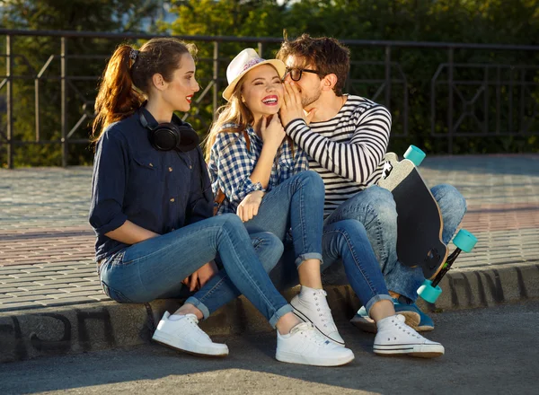 Sorrindo amigos se divertindo ao ar livre — Fotografia de Stock