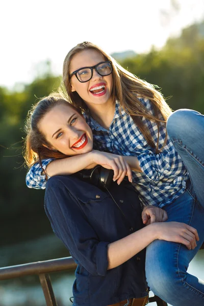 Dos mujeres jóvenes juguetonas divirtiéndose al aire libre —  Fotos de Stock