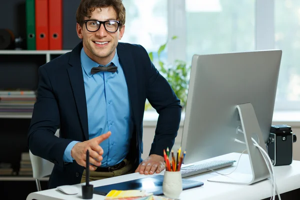 Hombre de negocios moderno con brazo extendido al apretón de manos —  Fotos de Stock