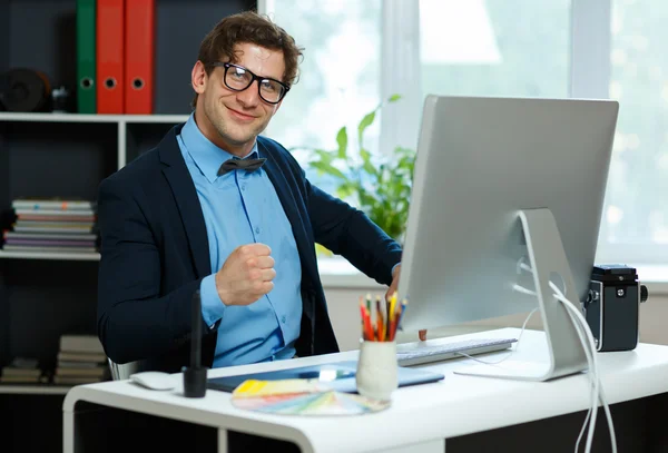 Bello giovane uomo che lavora da casa ufficio — Foto Stock