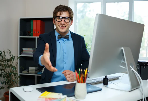 Moderne zakenman met arm uitgebreid tot handdruk — Stockfoto