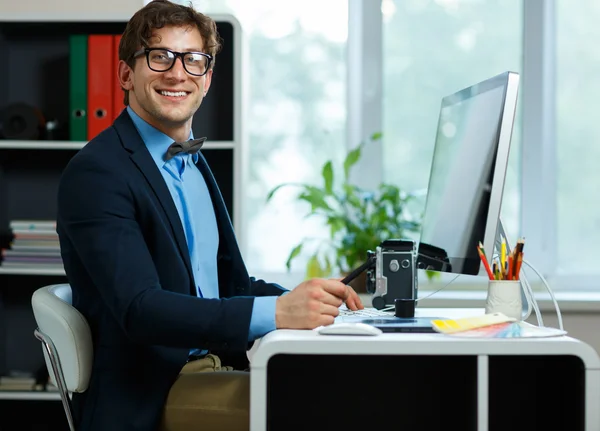 Schöner junger Mann, der von zu Hause aus arbeitet — Stockfoto