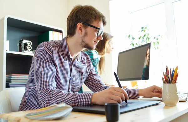 Künstler zeichnet etwas auf Grafik-Tablet im Home Office — Stockfoto