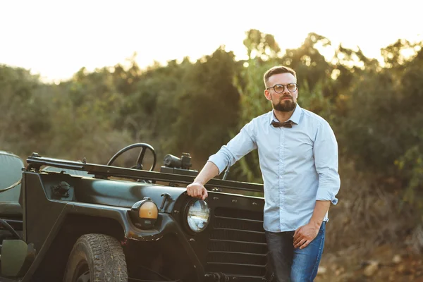 Joven hombre con estilo con gafas y pajarita cerca de la antigua —  Fotos de Stock