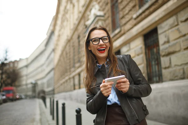 浅谈智能手机的快乐微笑女商人 — 图库照片