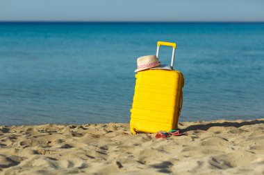 Seyahat tatil tatil bavulu harita, hasır şapka ve plaj s