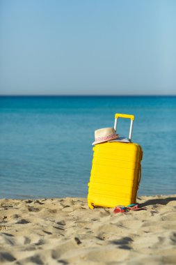 Seyahat tatil tatil bavulu harita, hasır şapka ve plaj s