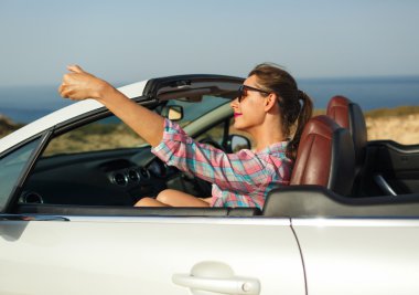 Ca'oturma öz portre yapma güneş gözlüklü genç kadın